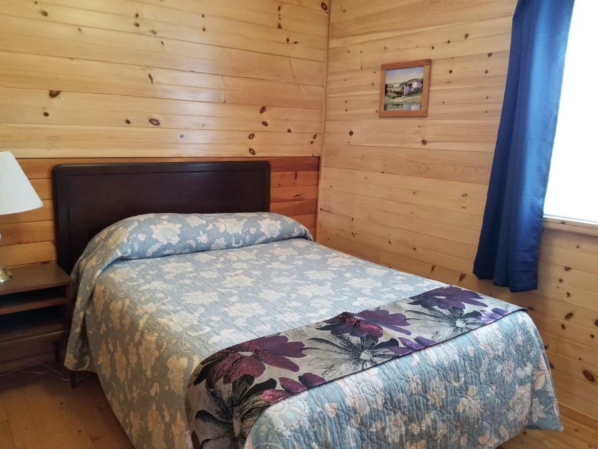 Blue Spruces Cottages Hampton Ngoại thất bức ảnh